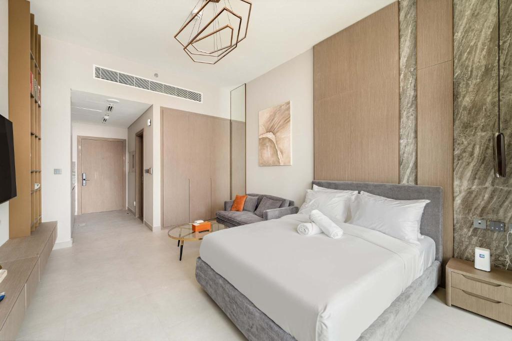 Elegant Studio with Rooftop Pool and Gym in JVC