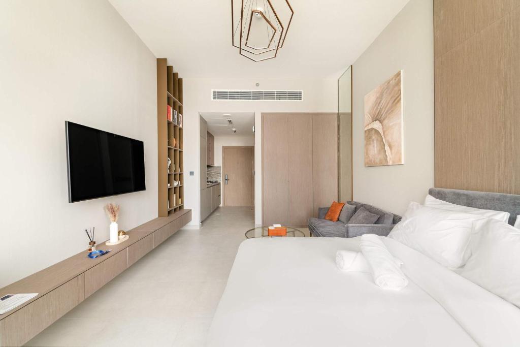 Elegant Studio with Rooftop Pool and Gym in JVC