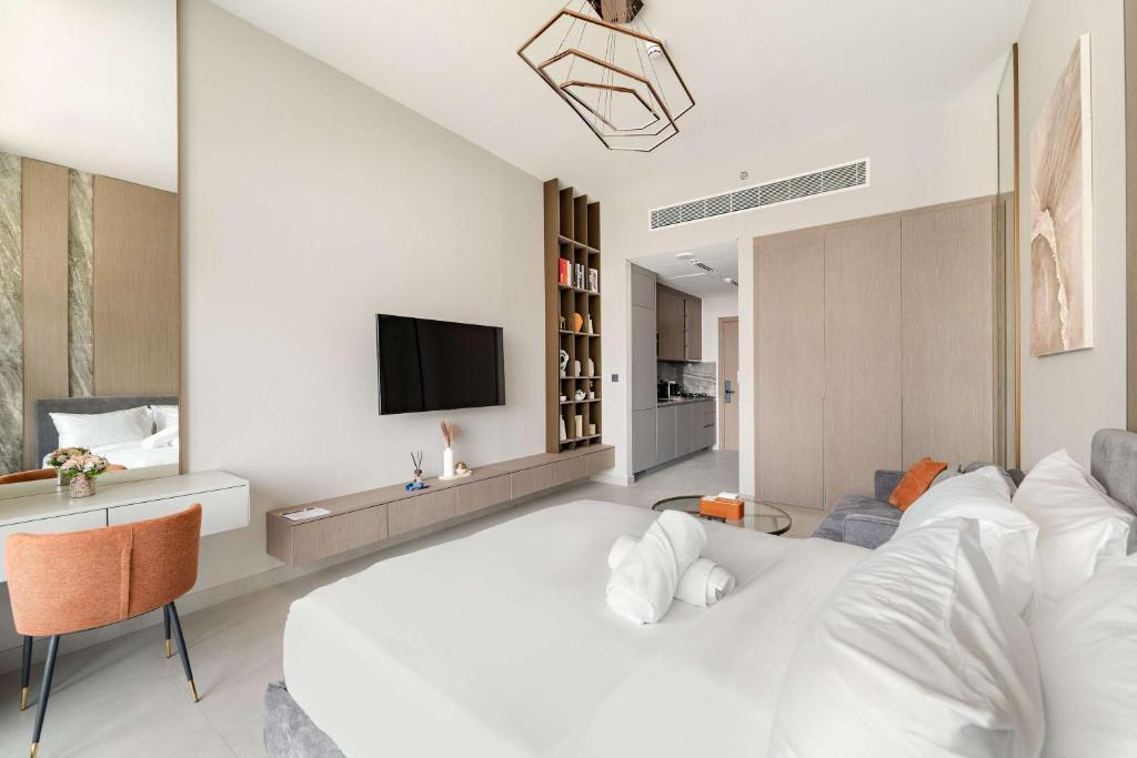 Elegant Studio with Rooftop Pool and Gym in JVC