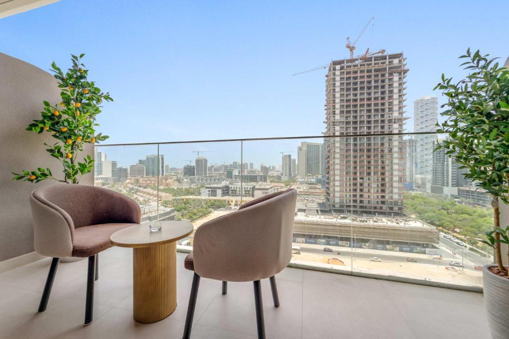 Elegant Studio with Rooftop Pool and Gym in JVC