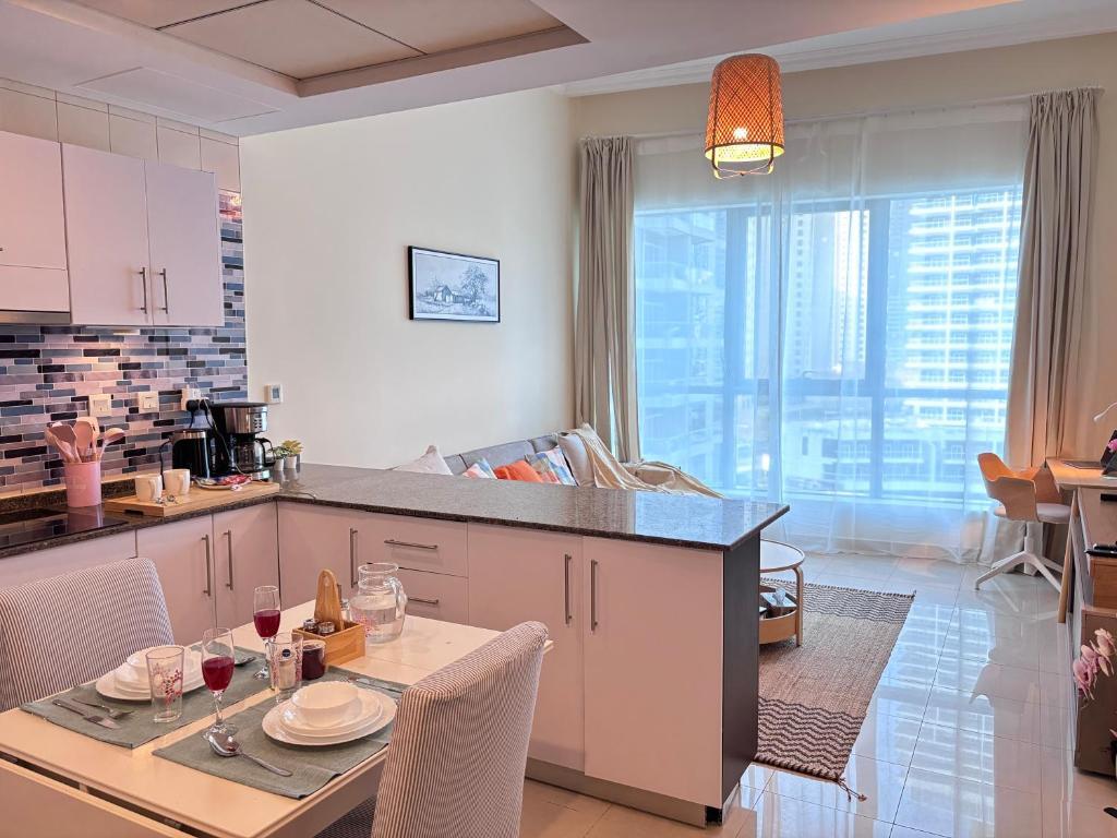 Premium 1BR in Dubai Marina King Bed, Marina View, Near JBR, Beach & Vibrant Nightlife