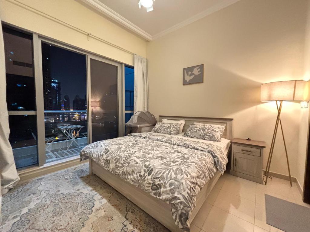 Premium 1BR in Dubai Marina King Bed, Marina View, Near JBR, Beach & Vibrant Nightlife