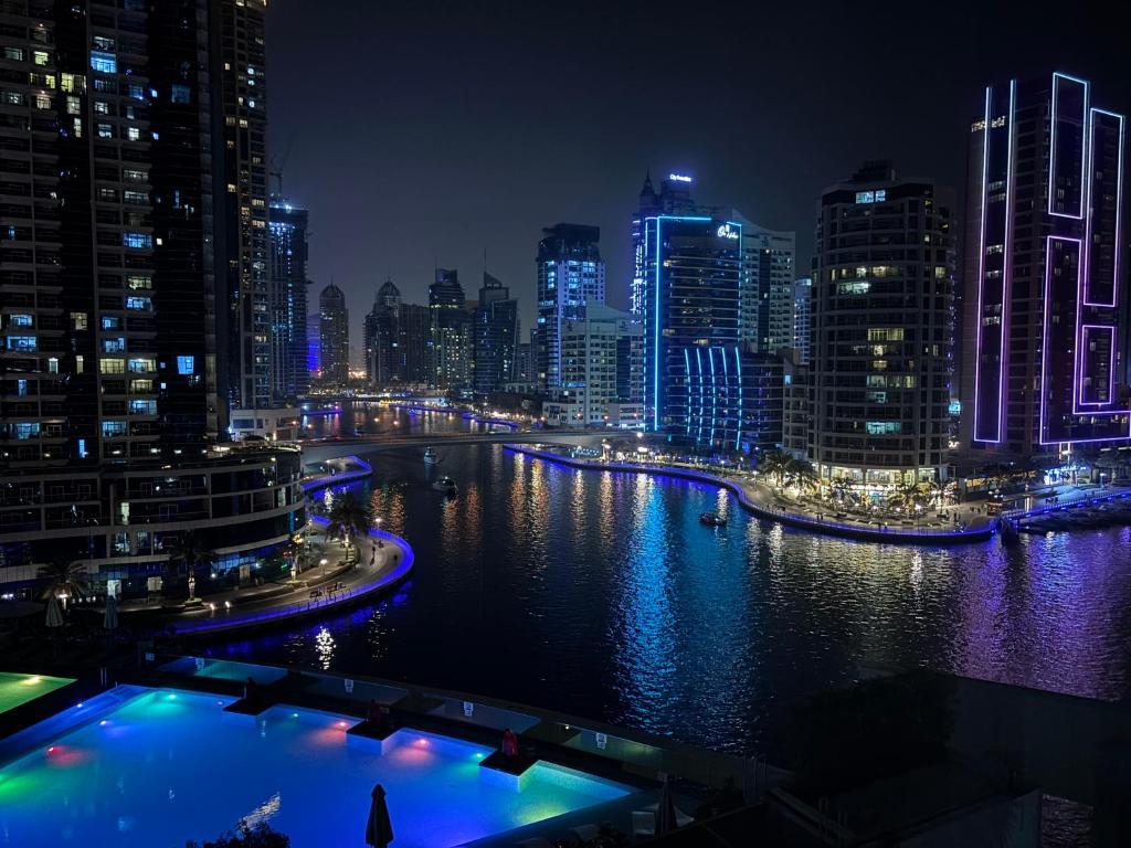 Premium 1BR in Dubai Marina King Bed, Marina View, Near JBR, Beach & Vibrant Nightlife